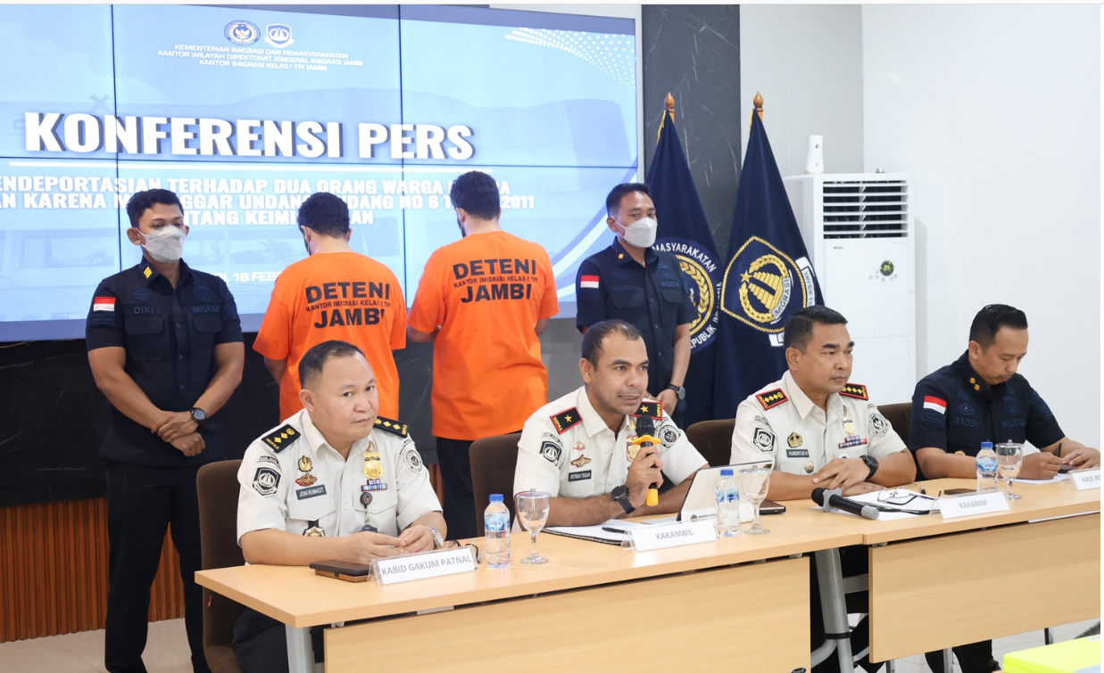 Kantor Wilayah Direktorat Jenderal Imigrasi Jambi beserta Kantor Imigrasi Kelas I TPI Jambi Deportasi Dua Warga Negara Yaman